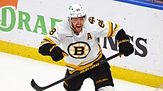 David Pastr�ák (88) z Boston Bruins slaví, skóroval v prodlou�ení proti Buffalo...