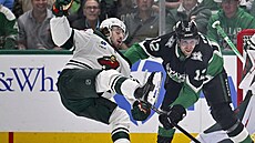 �eský úto�ník Radek Faksa (12) z Dallas Stars skládá v zápase s Minnesota Wild...