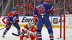Luká� Dostál v brán� Anaheim Ducks, v zápase s Edmonton Oilers za jeho záda...