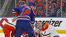 Luká� Dostál v brán� Anaheim Ducks, v zápase s Edmonton Oilers za jeho záda...