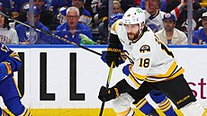 Pavel Zacha (18) z Boston Bruins v zápase s Buffalo Sabres