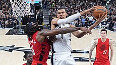 Victor Wembanyama (1) ze San Antonio Spurs zakon�uje na ko� Portland Trail...