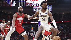 Bronny James (9) z Los Angeles Lakers p�i�el v zápase s Houston Rockets o mí�,...