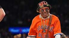 Spike Lee pro�ívá zápas New York Knicks v play off.
