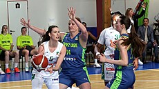 Natálie Stoupalová ze �abin Brno u mí�e v zápase s USK Praha, brání ji Emese...