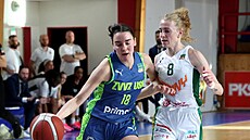 Pauline Astierová (vlevo) z USK Praha uniká v zápase se �abinami Brno, brání ji...