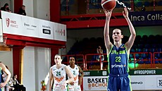 Emma �echová z USK Praha p�i trestném hodu v ligovém finále se �abinami Brno.