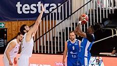Lamb Autrey z Olomoucka st�ílí na ko� NH Ostrava, brání Samuel Godwin.