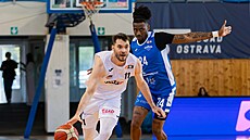 Adam �í� z Ostravy uniká v zápase s Olomouckem, brání ho Lamb Autrey.