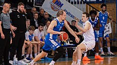 Dominik �ák (vlevo) z Olomoucka úto�í v zápase s Ostravou, brání ho Pavel Novák.