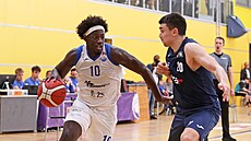 Jonathan Andre (vlevo) z Olomoucka úto�í v zápase s NH Ostrava, brání ho Michal...