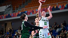 Cameron Swartzová z KP Brno zakon�uje na ko� SB� Ostrava.