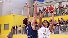 Jordan Oupoh z Olomoucka zakon�uje na ostravský ko�, brání Dominik Heinzl.