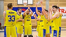 Zlín�tí basketbalisté oslavují triumf v první lize.