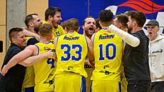 Zlín�tí basketbalisté oslavují triumf v první lize.