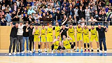 Zlín�tí basketbalisté oslavují triumf v první lize.