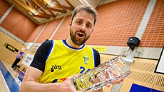 Marián Hrabovský ze Zlína se raduje s pohárem pro vít�ze první ligy.