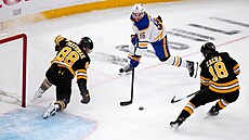 Boston�tí úto�níci David Pastr�ák (vlevo) a Pavel Zacha se sna�í zabránit Noahu...