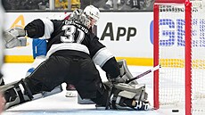 Losangeleský branká� Anton Forsberg propou�tí za svá záda pokus Nazema Kadriho...