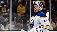 Alex Lyon, branká� Buffala, b�hem utkání proti Bostonu.