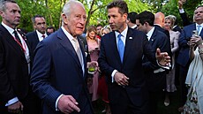 Recepce na britské ambasád� ve Washingtonu. Britský král Karel III. s chotí...