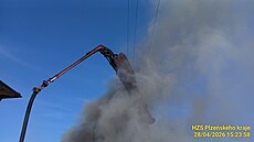�idi� zavadil ramenem domícháva�e o dráty elektrického vedení a vozidlo...