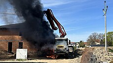 �idi� zavadil ramenem domícháva�e o dráty elektrického vedení a vozidlo...