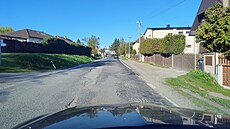 Silnice v Ky�icích u Plzn� je po leto�ní zim� v dost �patném stavu. (24. dubna...