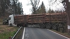 Opilý �idi� na n�kolik hodin zablokoval s kamionem silnici na Karlovarsku. Kdy�...