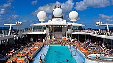 Pohled na palubu výletní lodi Mein Schiff 4 p�i plavb� v Karibiku (30. prosince...