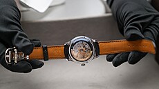 Zam�stnanec ukazuje luxusní hodinky zna�ky Raketa z továrny v Pet�rgofu (1....
