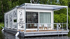 Hausbót Anna má dispozici 2+kk a kotví v p�ístavu v pra�ských Hole�ovicích. 