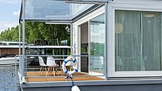 Stabilní základnu hausbótu tvo�í �elezná vana, na kterou architektka umístila...
