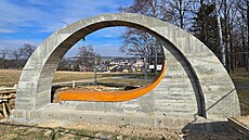 Budi�ovská lavi�ka Pod Mlé�nou dráhou má hotový betonový skelet. Za�íná se s...