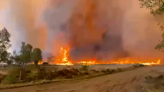 VIDEO: Nizozemským dělostřelcům hoří cvičiště, kouř je vidět až v Amsterdamu