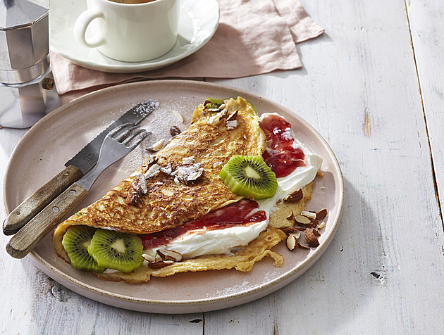 Nadýchaná sladká vaječná omeleta s ricottou a kiwi: Fit dezert, který chutná jako obláček