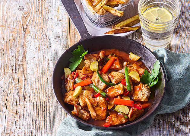 Pravý domácí katův šleh s pečenými bramborami: Recept na pikantní směs z pánve