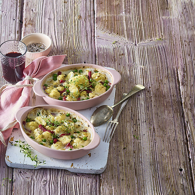 Lahodný zapečený květák s uzeným masem a nivou: Recept na nejlepší bešamel