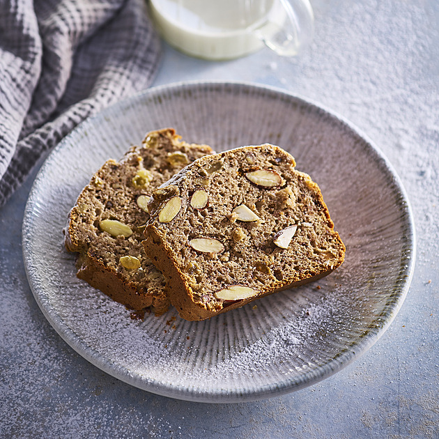 Vláčný banánový chlebíček s čokoládou a mandlemi: Nejlepší recept na banana bread