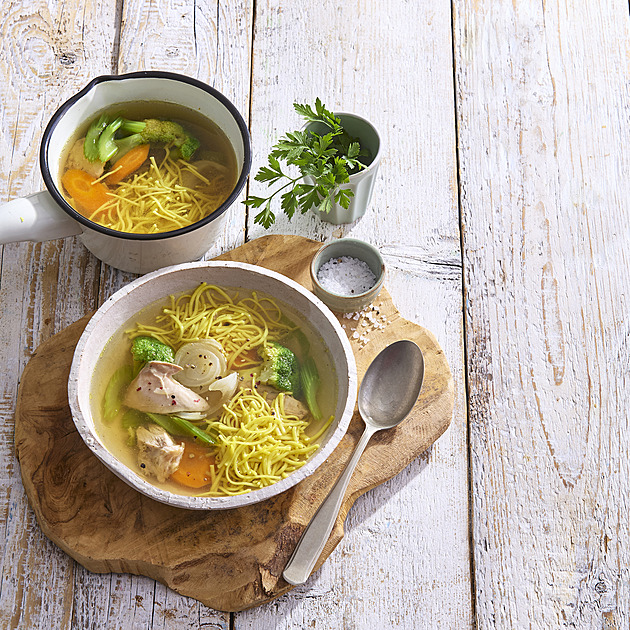 Poctivý domácí slepičí vývar s ručně krájenými nudlemi: Recept na silnou polévku