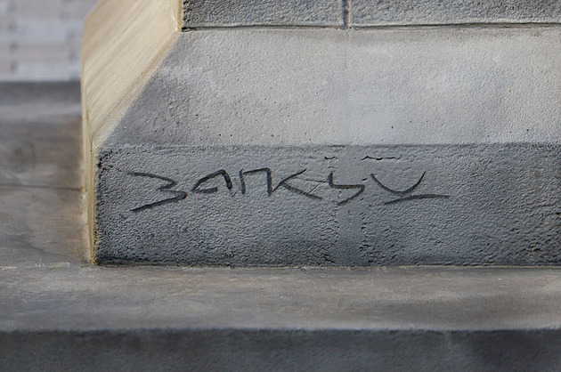 V mezeře v srdci Londýna se náhle zjevila socha, Banksy kritizuje nacionalismus