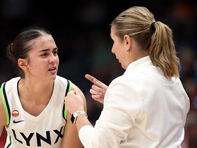 Eliška Hamzová, hazırlık maçında teknik direktör Cheryl Reeve'in tavsiyelerini dinliyor...