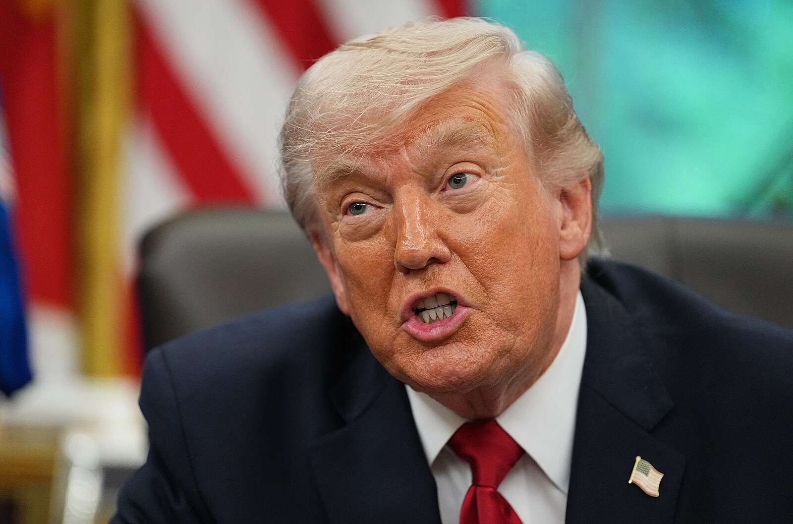 Trump Íránu opět hrozí bombardováním, žádá dohodu a otevření Hormuzu