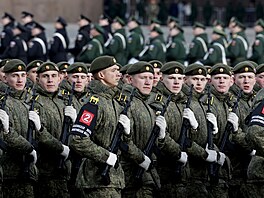 Ru�tí vojen�tí kadeti pochodují p�i zkou�ce na vojenskou p�ehlídku ke Dni...
