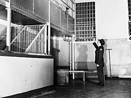 Druhého kv�tna 1946 v p�l druhé odpoledne to za�alo. Hubbard s Coyem p�emohli...