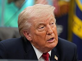 Prezident Donald Trump hovo�í s noviná�i p�i setkání s astronauty mise Artemis...