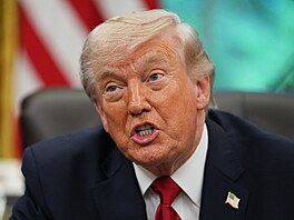 Prezident Donald Trump hovo�í s noviná�i p�i setkání s astronauty mise Artemis...