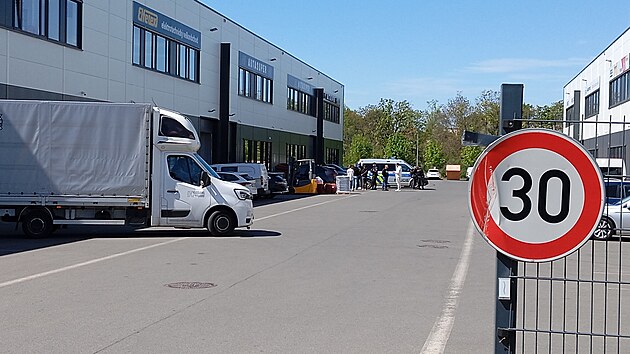 Policie zasahuje u prodejce ojet�ch voz� Auta Super v Praze-Hostiva�i, 30. dubna 2026.