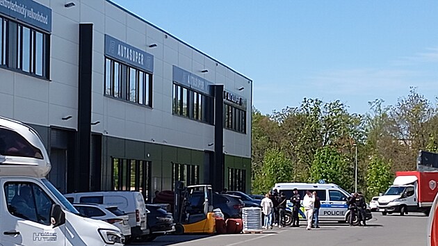 Policie zasahuje u prodejce ojet�ch voz� Auta Super v Praze-Hostiva�i, 30. dubna 2026.