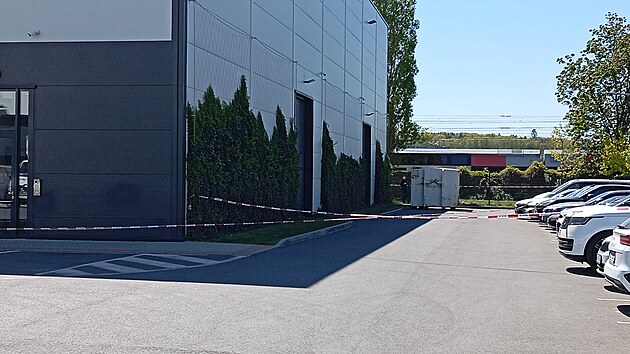 Policie zasahuje u prodejce ojet�ch voz� Auta Super v Praze-Hostiva�i, 30. dubna 2026.